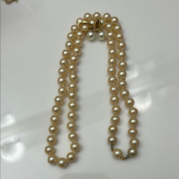 Classic Creamy White Pearl Necklace with Lustrous Sheen and Medium Size - Picture 2 of 5